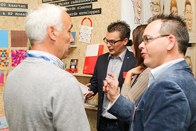 Ruud Bosch (foto midden) in gesprek met bezoekers. Op de voorgrond rechts zijn broer Joris.