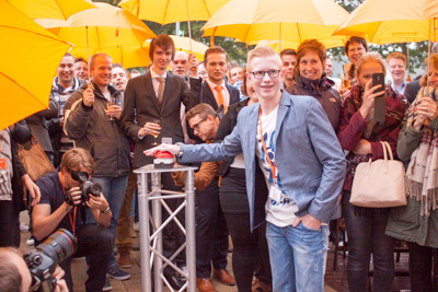 Tim, de jongste klant van Drukwerkdeal, opent het nieuwe pand.