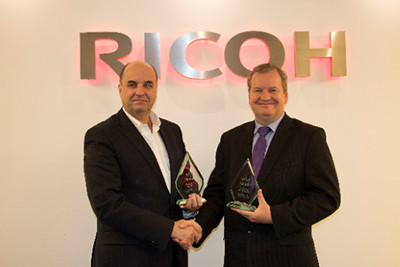 Benoit Chatelard, Vice President Production Printing bij Ricoh Europe ontvangt een award van David Sweetnam, hoofd van EMEA Research and Lab Services bij BLI.