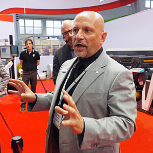 CEO Antonio Bartesachi zet OMET’s labelpersen goed in the picture